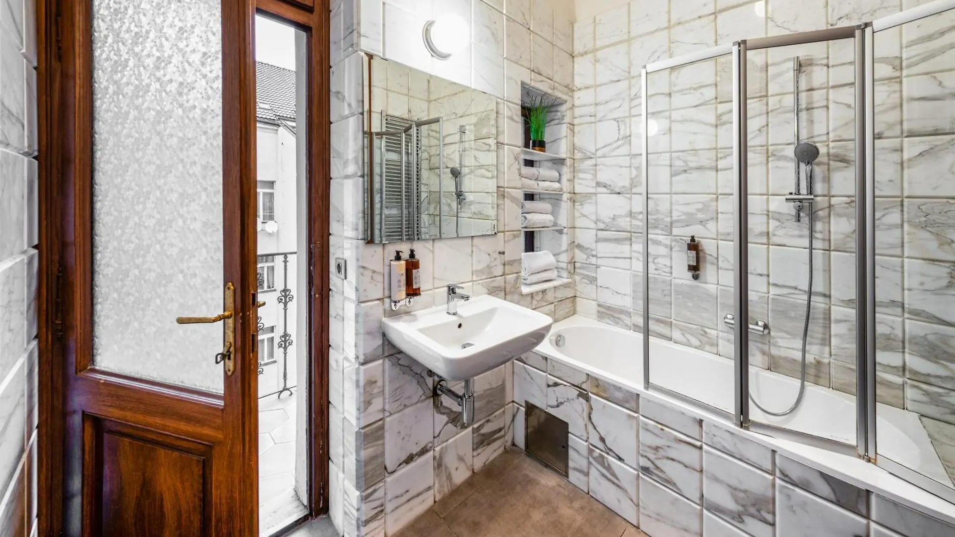 Art House Apartments By Adrez Praga