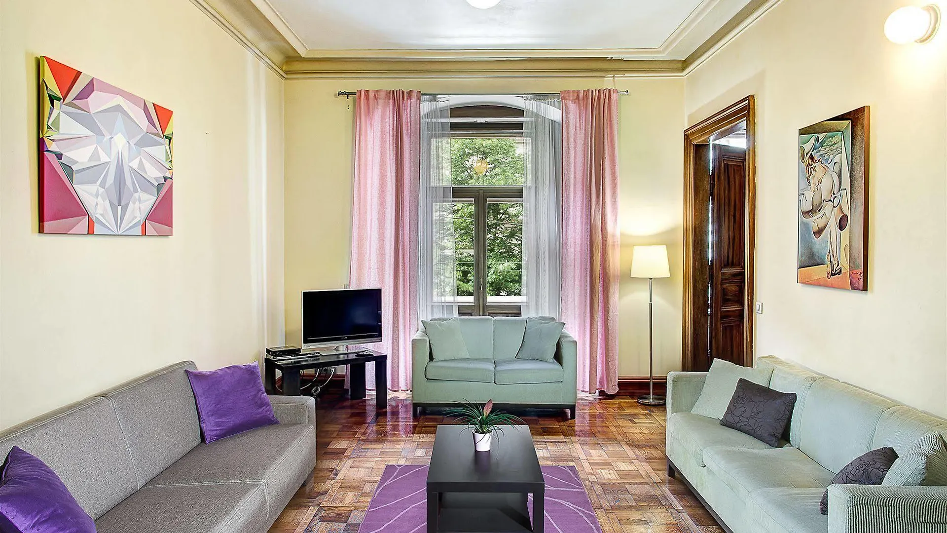 Art House Apartments By Adrez Praga